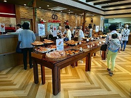 パンのカブト　本店店内